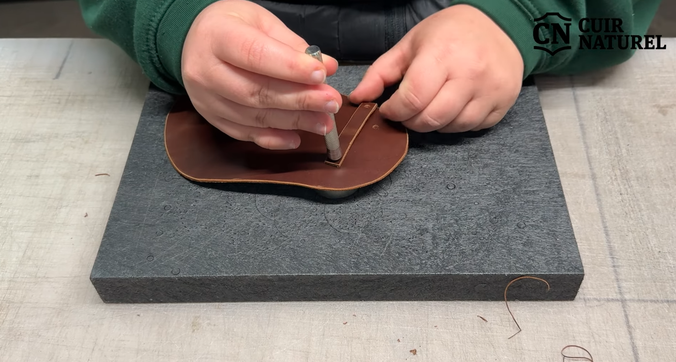 Pose rivet sur la manique en cuir